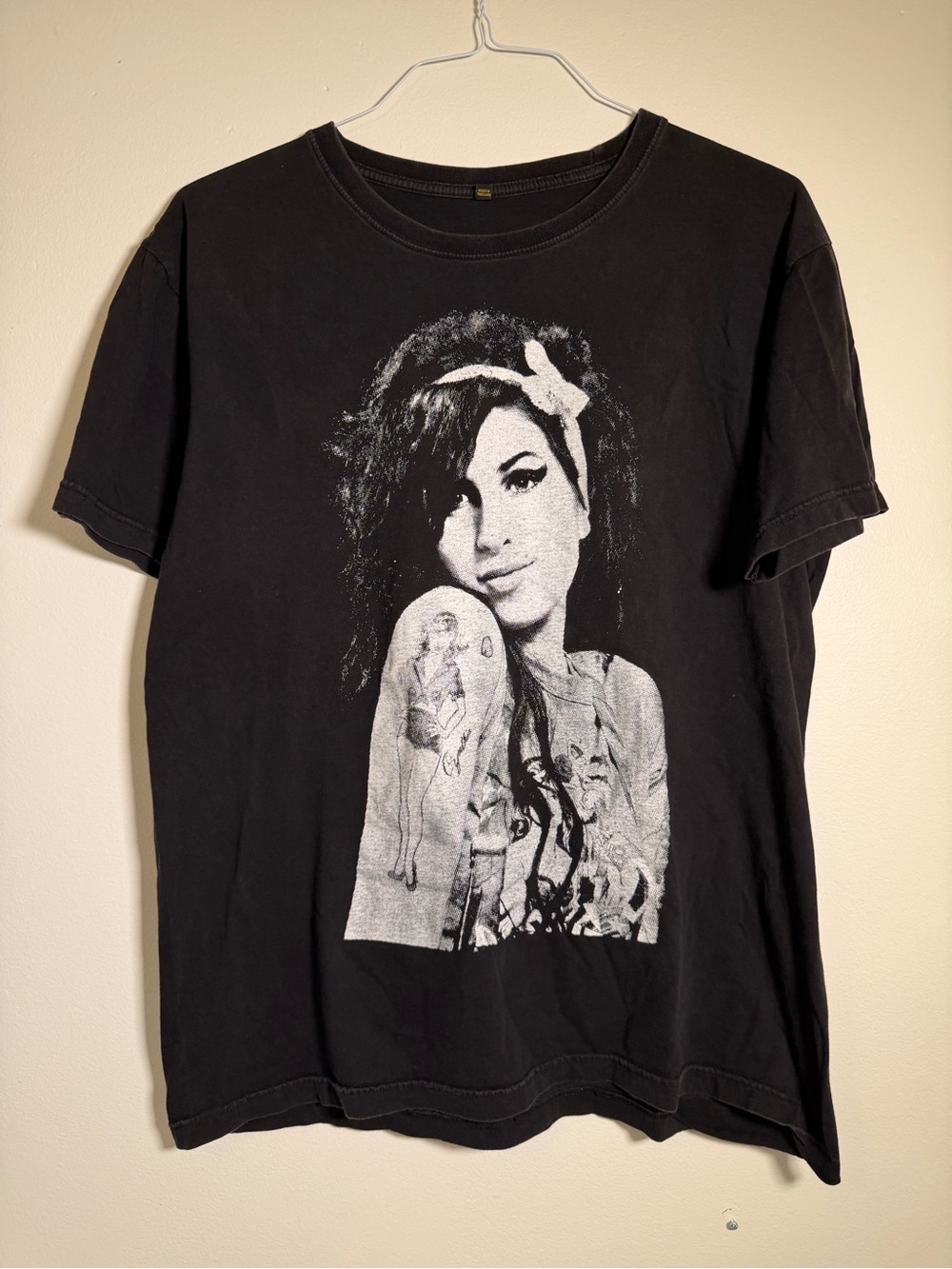 Amy Winehouse Graphic T Shirt Black 100% Cotton Size L Distressed Faded